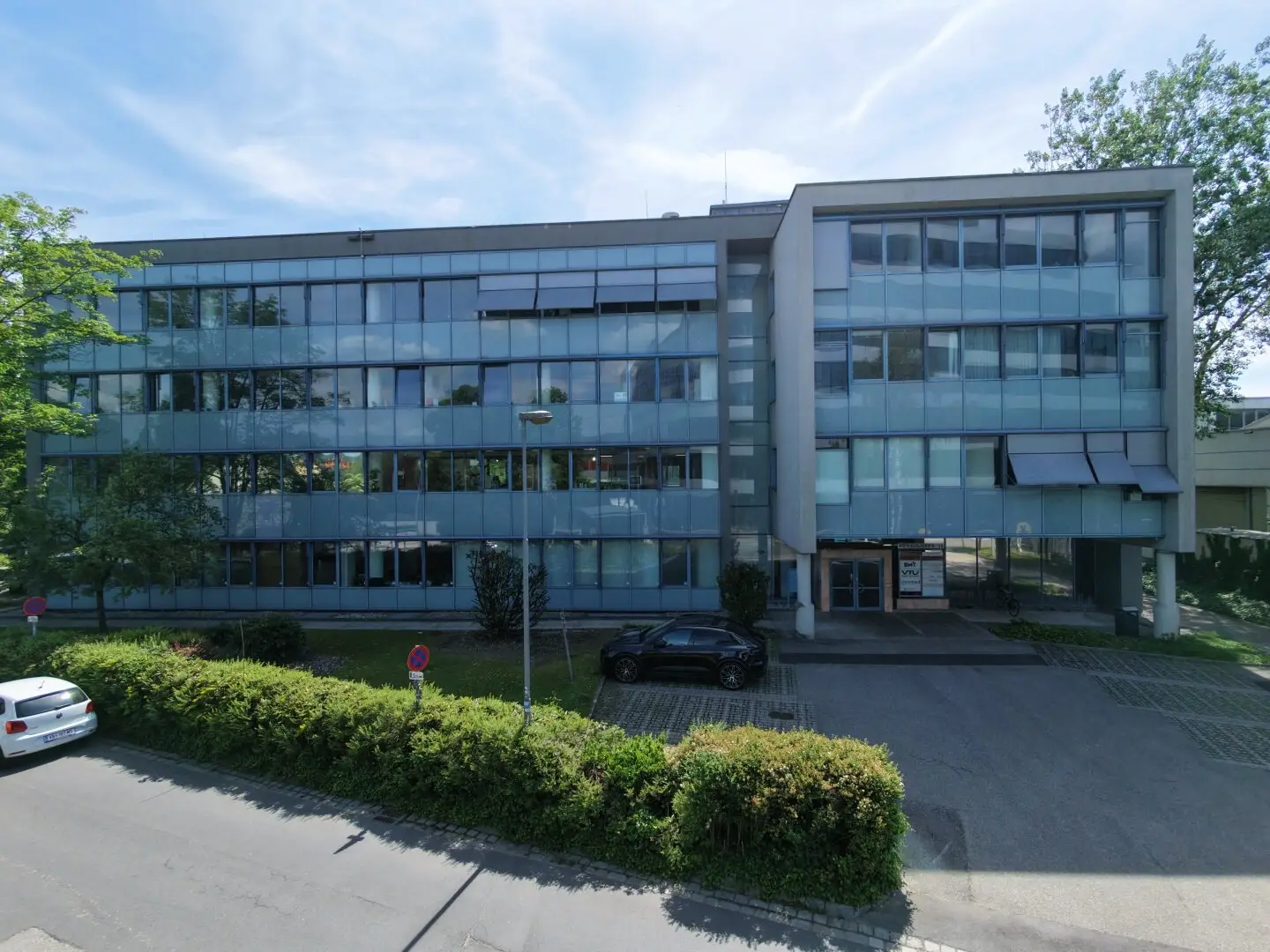 Modern office space in Linz, like new, parking spaces, elevator and tea kitchen