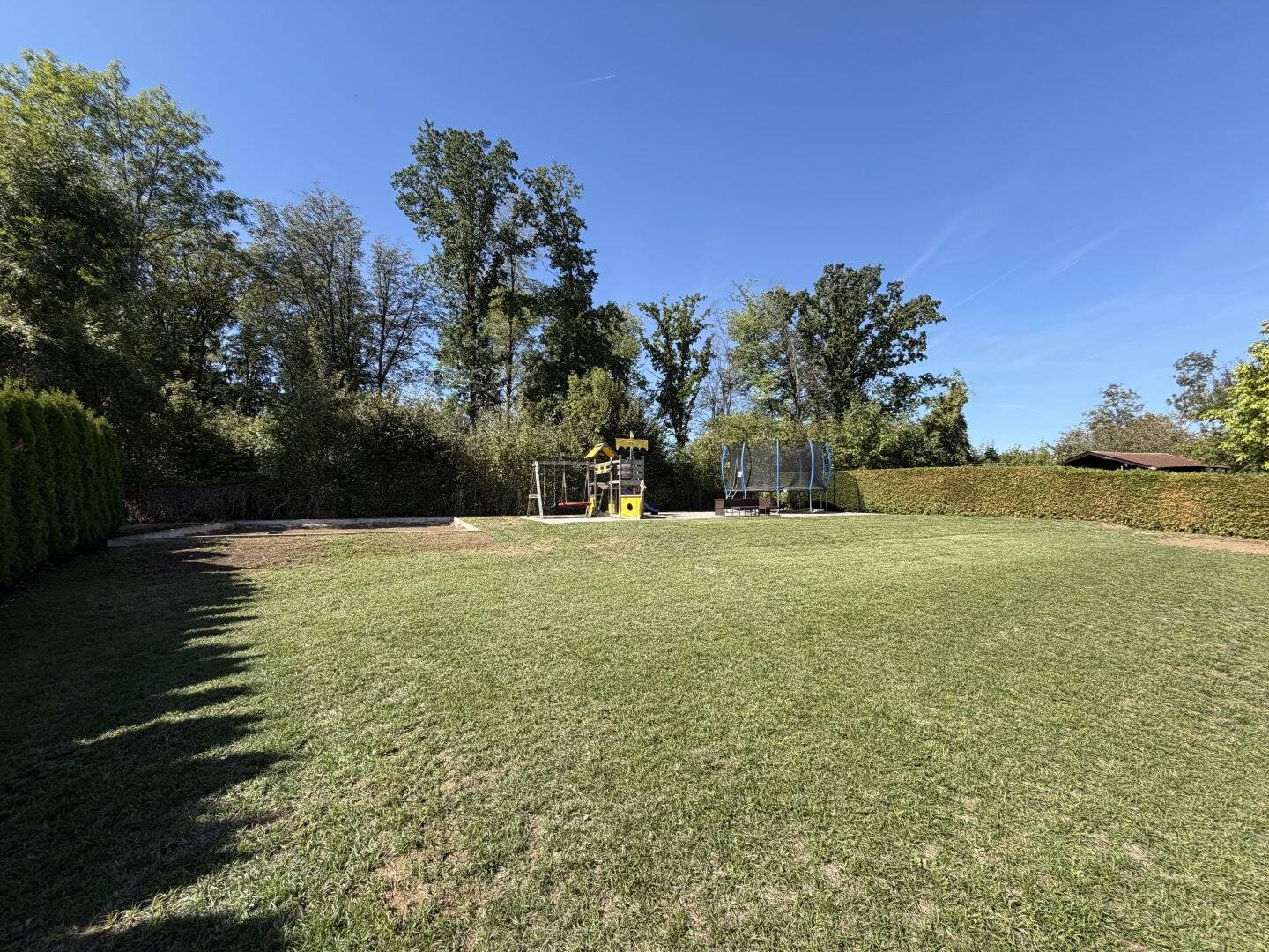 Modern, stylish, high-quality, representative property with distant view