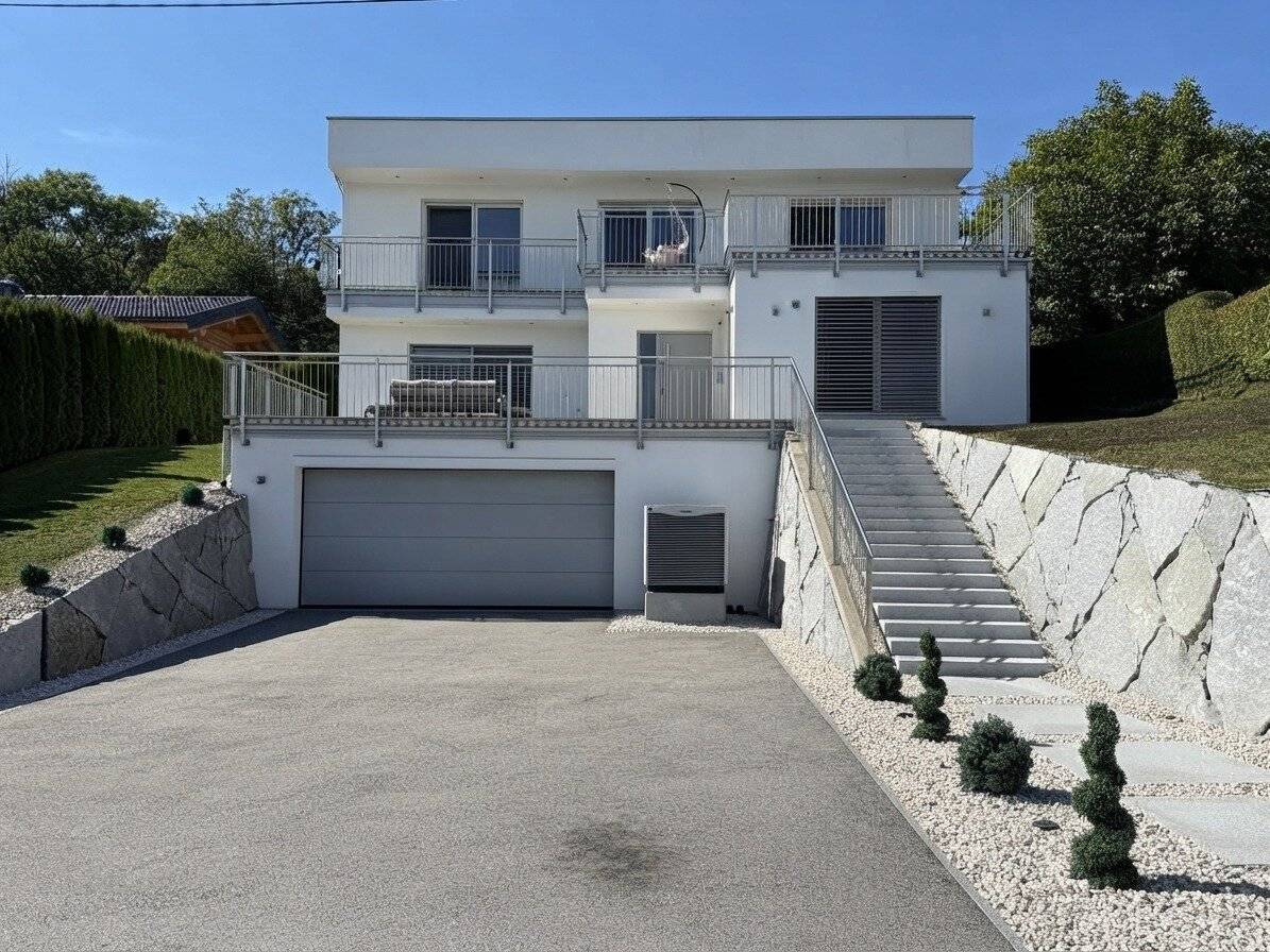 Modern, stylish, high-quality, representative property with distant view