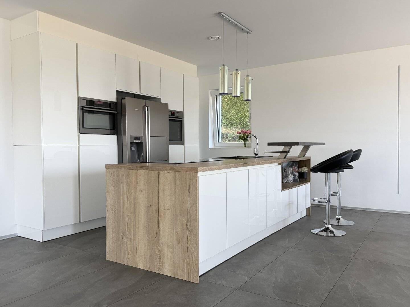 Modern, stylish, high-quality, representative property with distant view