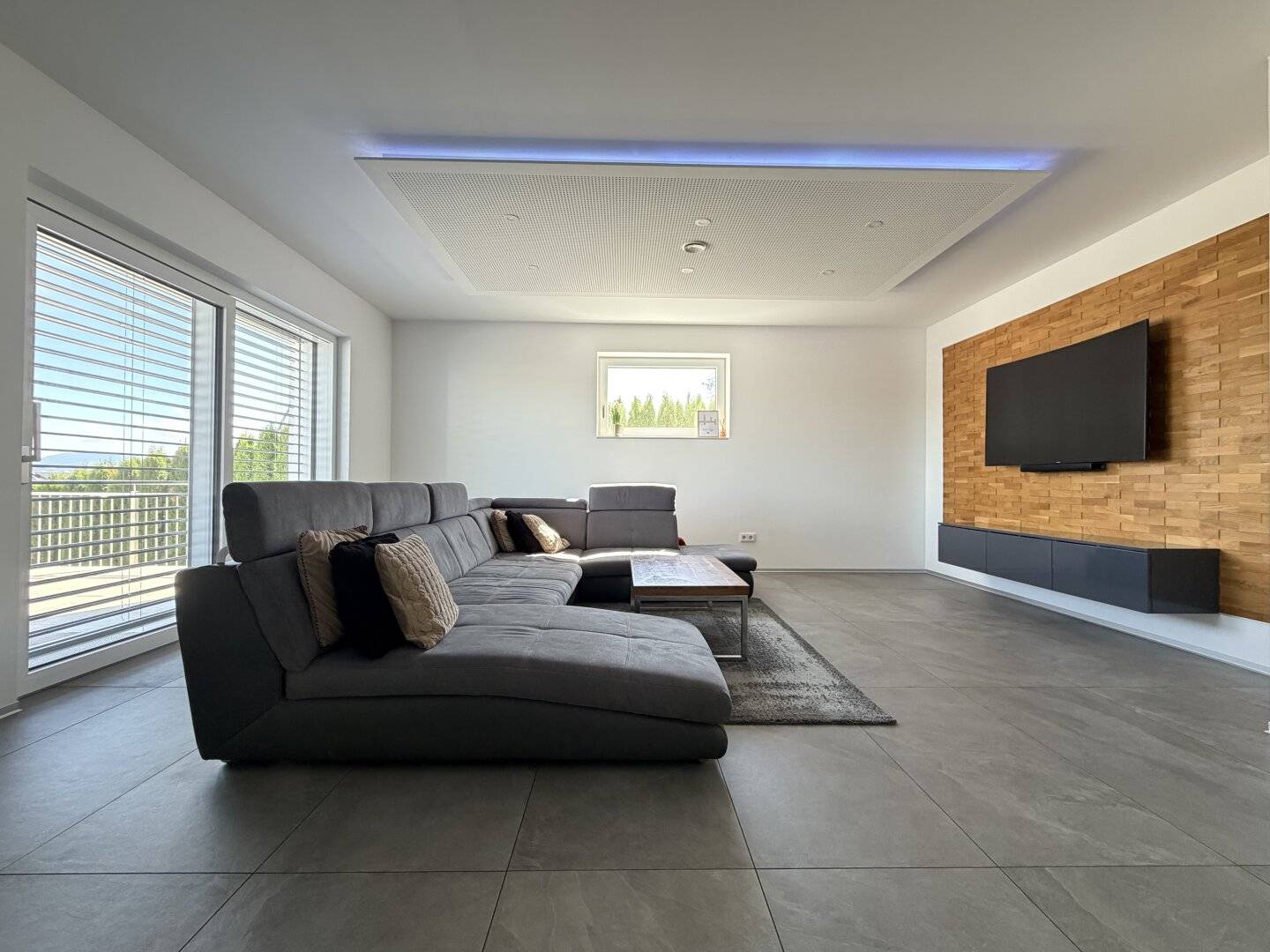 Modern, stylish, high-quality, representative property with distant view