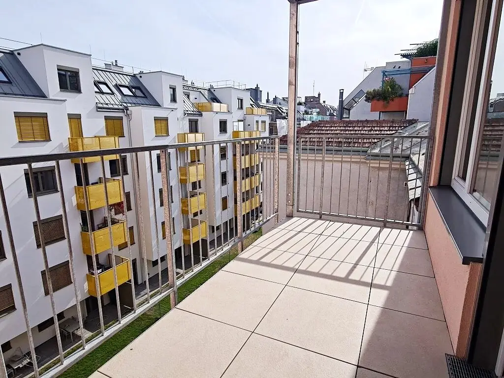 ATTIC, air-conditioned 78 m2 attic with 8 m2 balcony, 3 rooms, complete kitchen, bathtub, parquet, Ospelgasse
