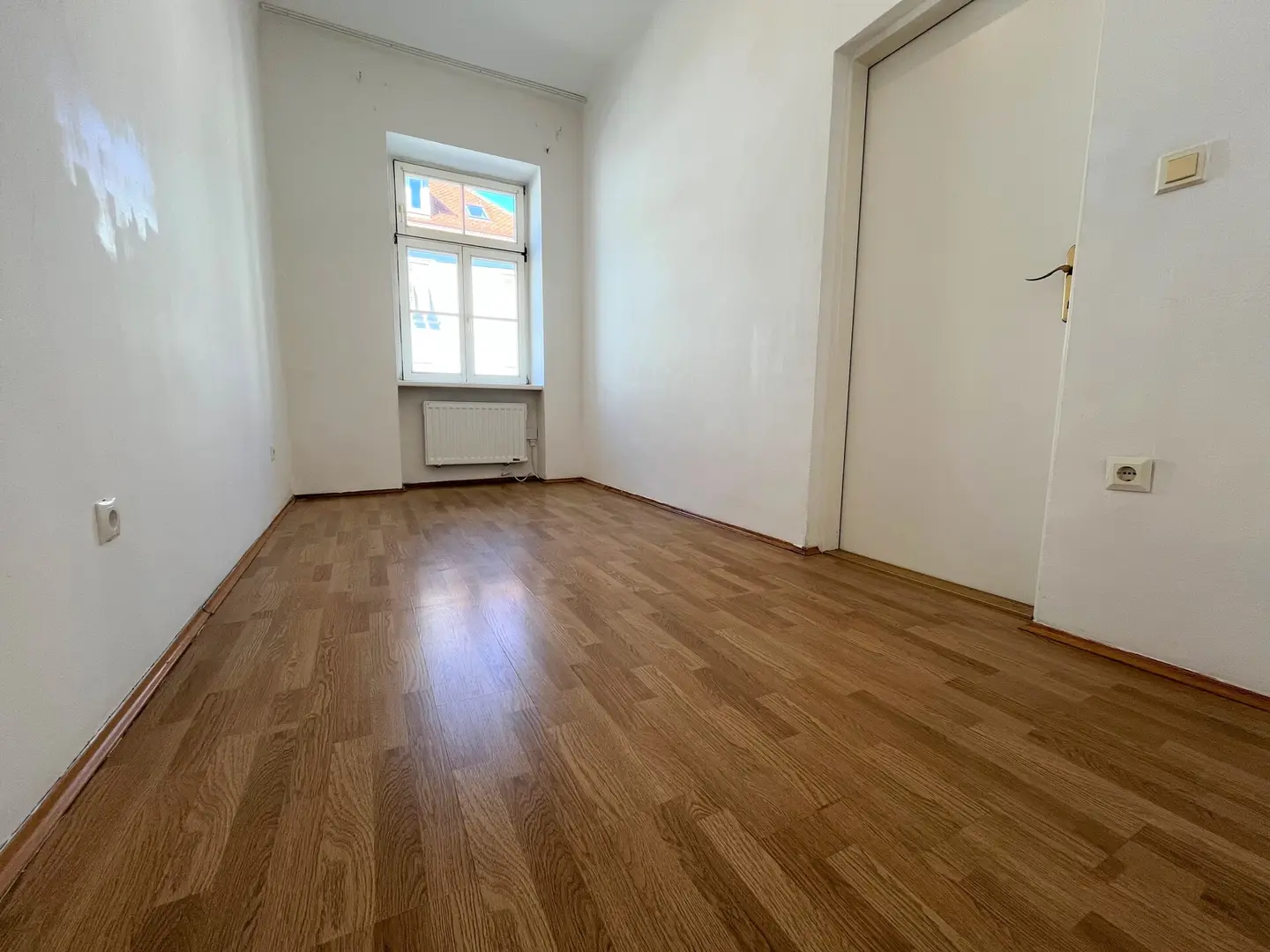 Central apartment with furnished eat in kitchen