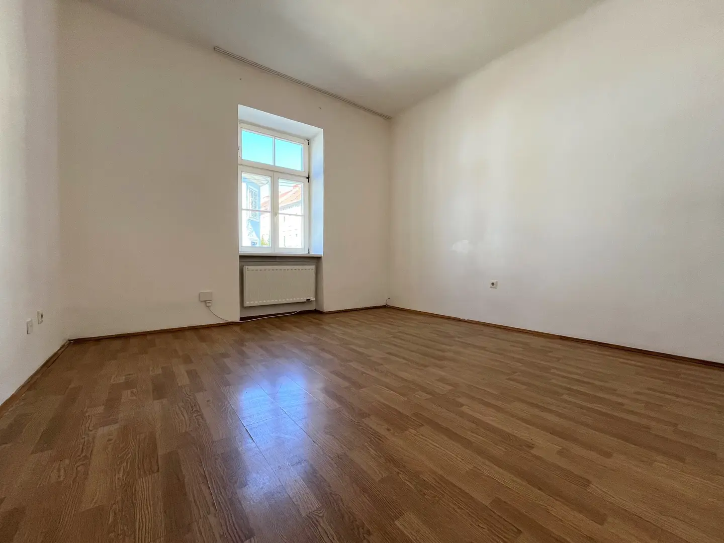 Central apartment with furnished eat in kitchen