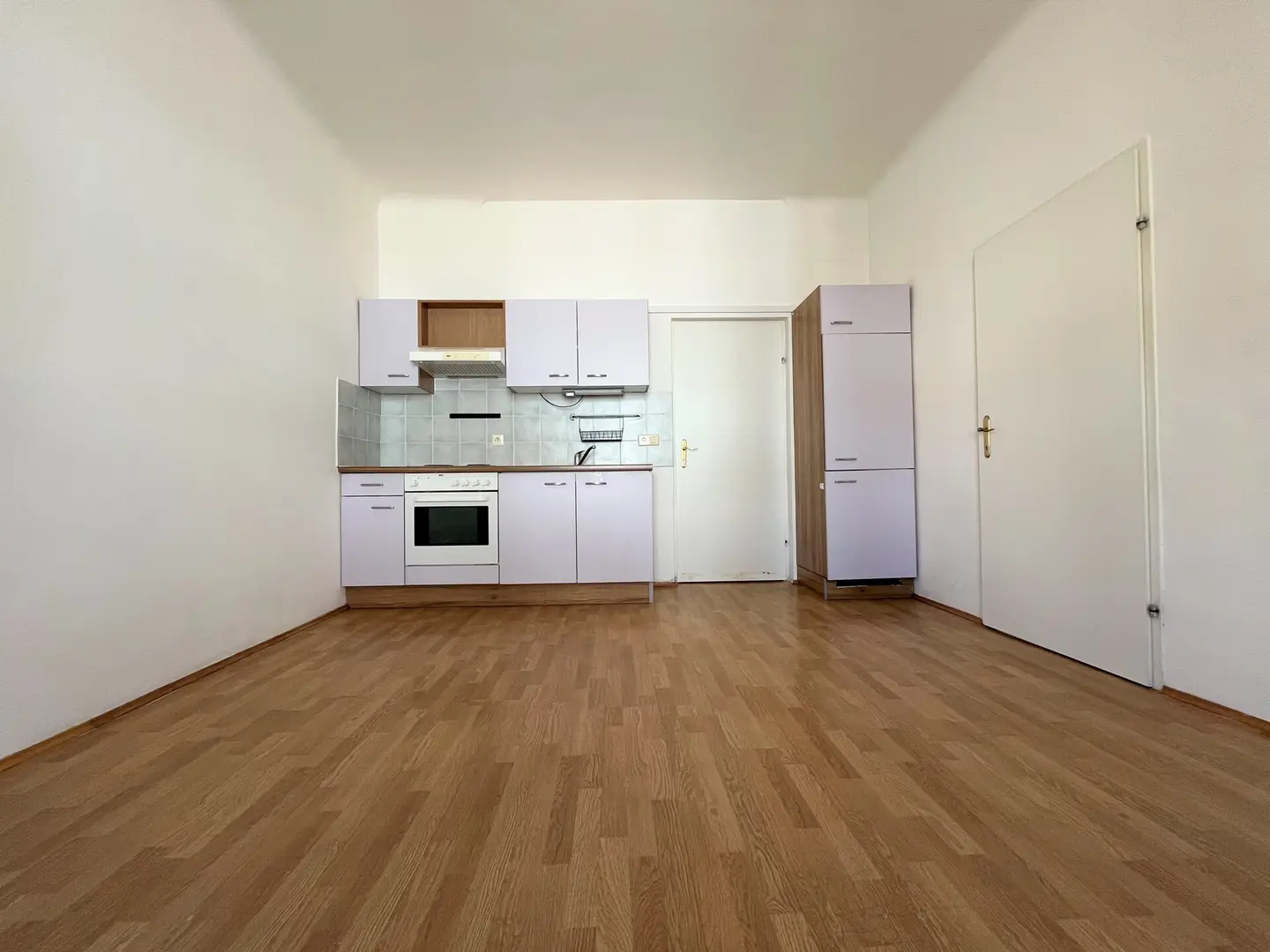 Central apartment with furnished eat in kitchen