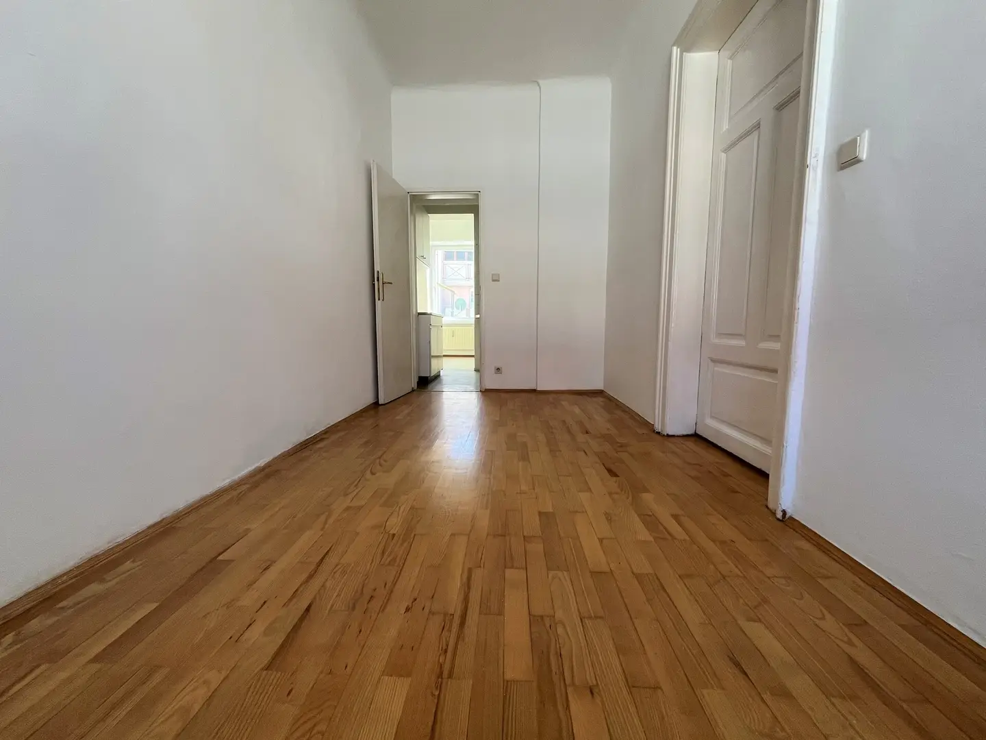 Bright Wohnung with fitted kitchen and parquet in central location