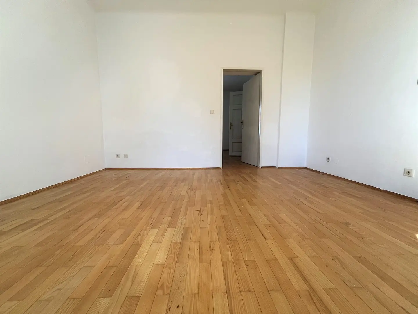 Bright Wohnung with fitted kitchen and parquet in central location