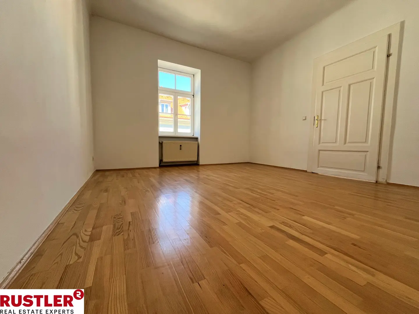 Helle Wohnung mit Einbauküche und Parkett in zentraler Lage