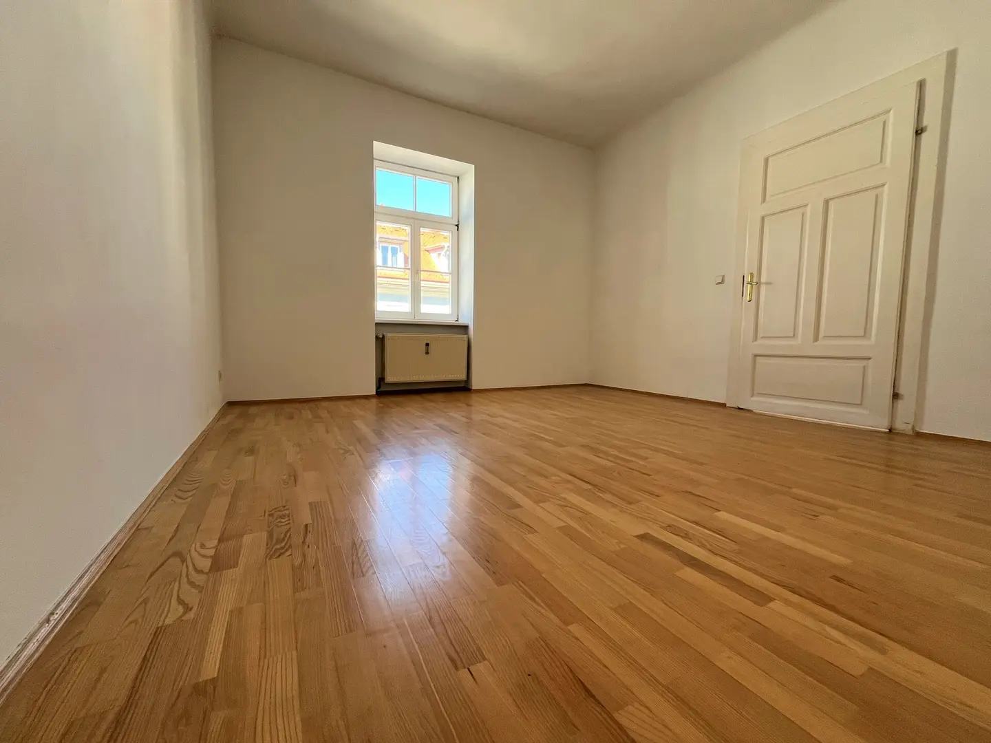 Bright Wohnung with fitted kitchen and parquet in central location