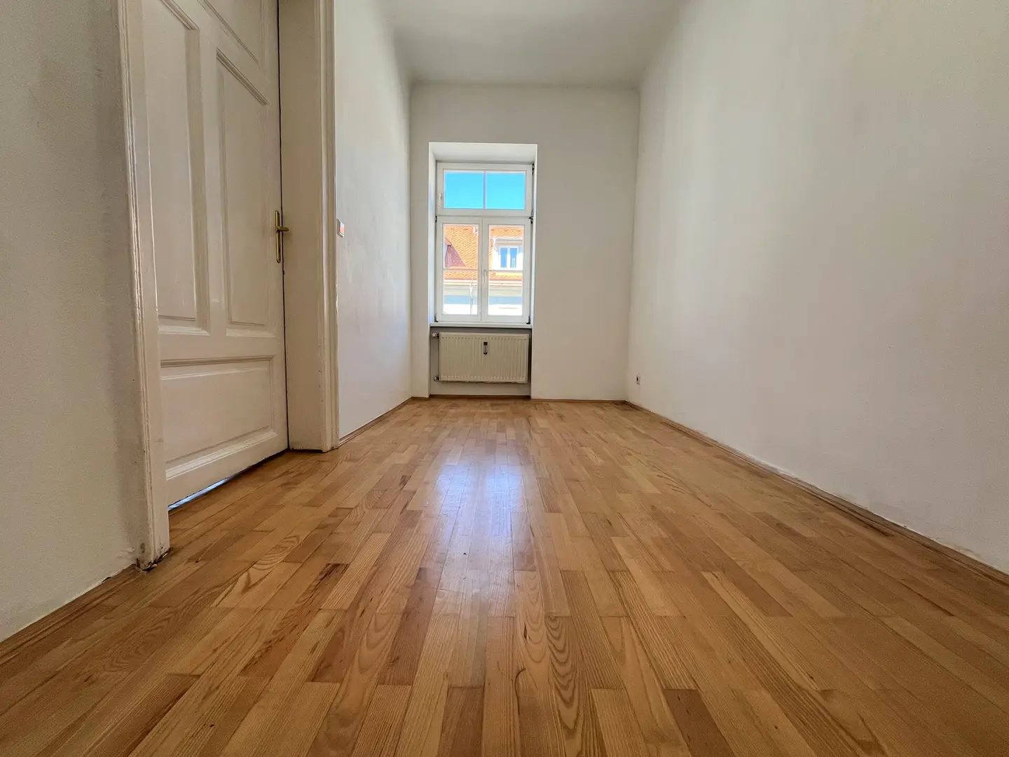 Bright Wohnung with fitted kitchen and parquet in central location