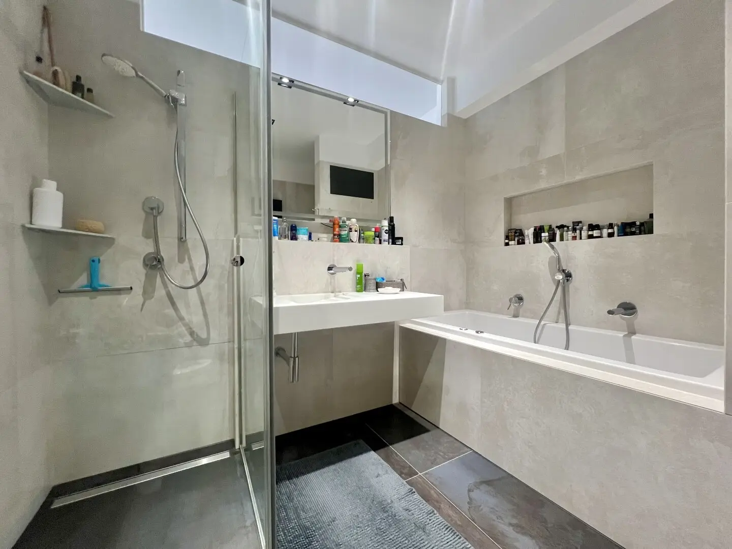 Modern old building apartment with balcony in absolute courtyard quiet location