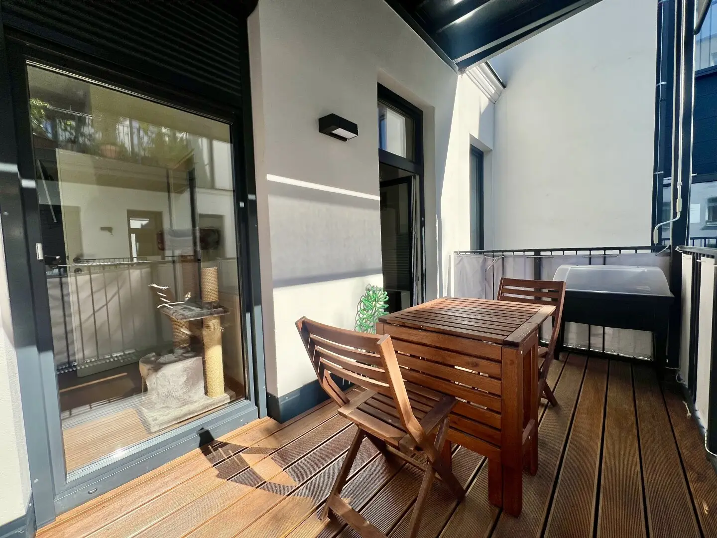 Modern old building apartment with balcony in absolute courtyard quiet location