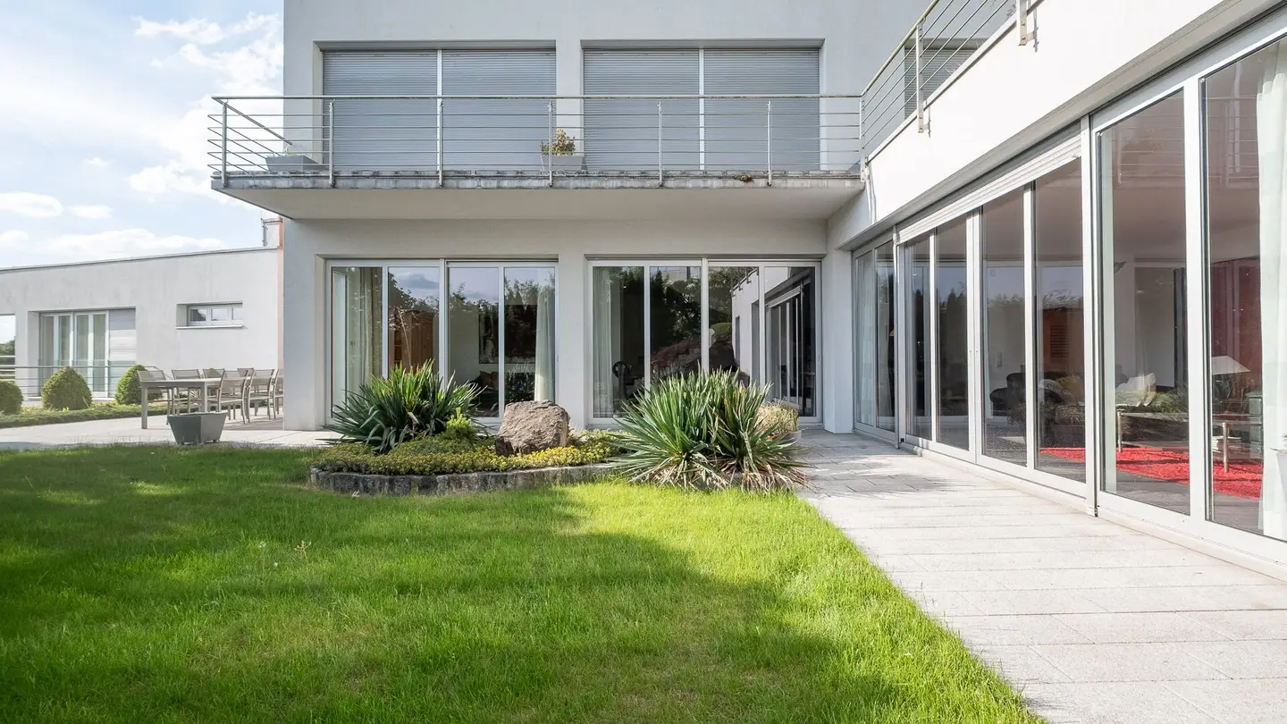 FREINBERG. STYLISH RESIDENCE WITH POOL AND WONDERFUL VIEW.