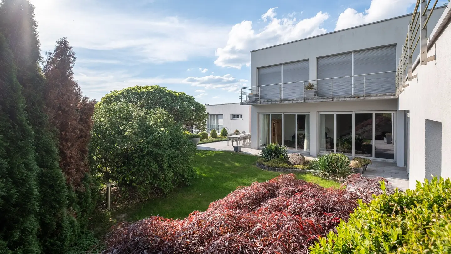 FREINBERG. STYLISH RESIDENCE WITH POOL AND WONDERFUL VIEW.