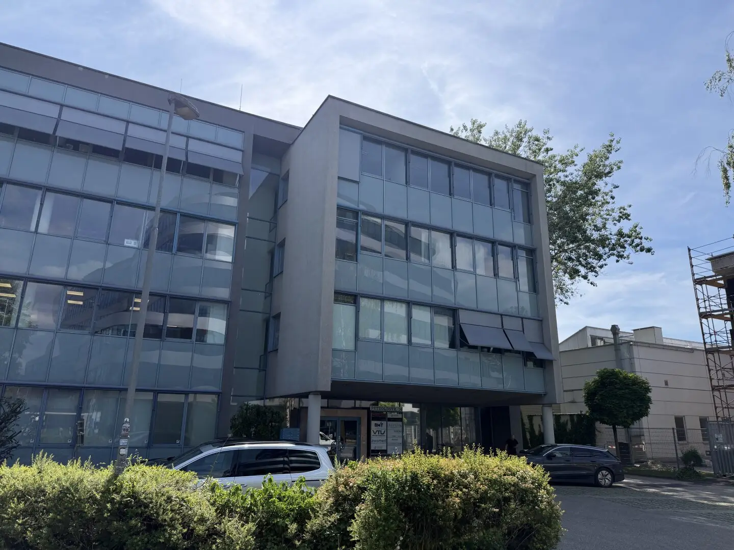Modern affordable office spaces in Linz: 149.9 m², like new, top equipment