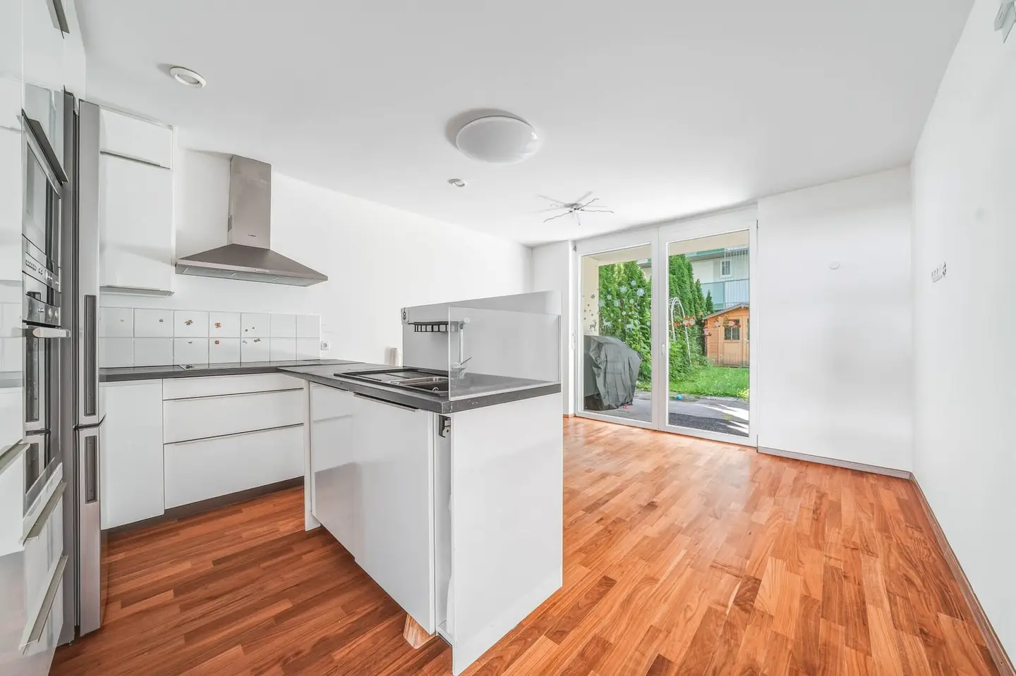 Wohnung mit privatem Garten Terrasse und Tiefgaragenstellplatz
