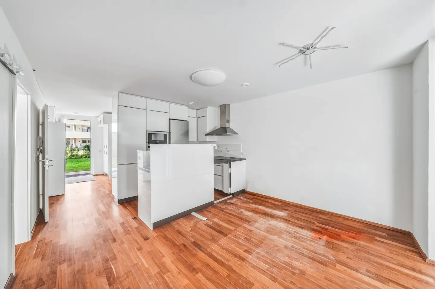 Wohnung mit privatem Garten Terrasse und Tiefgaragenstellplatz