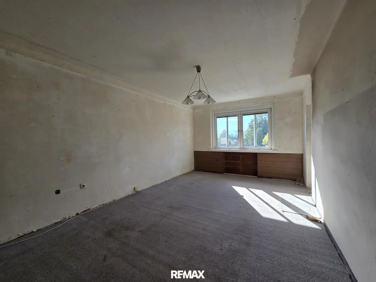 Near-central 2-room condominium with balcony and renovation potential