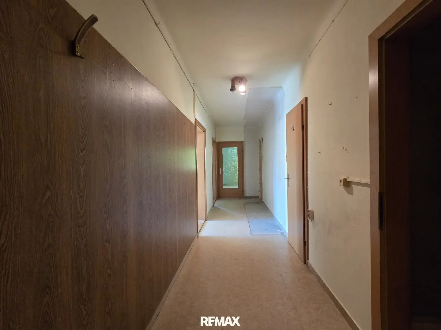 Near-central 2-room condominium with balcony and renovation potential