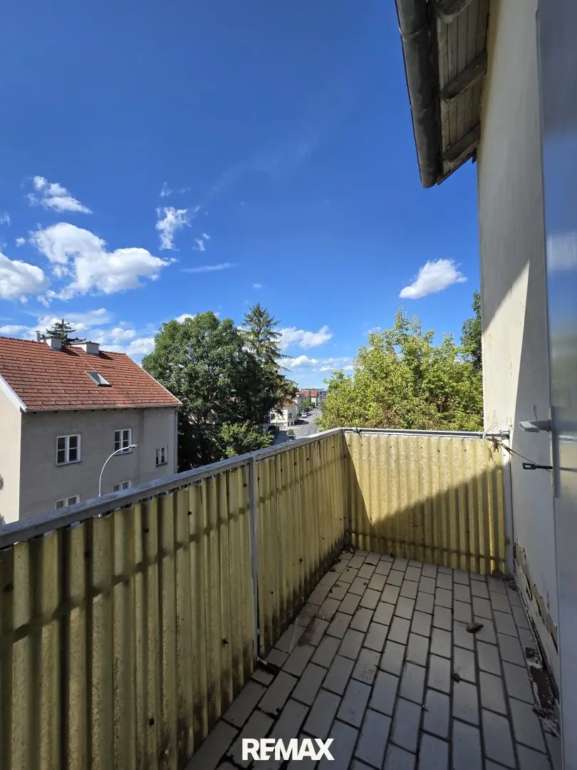 Near-central 2-room condominium with balcony and renovation potential