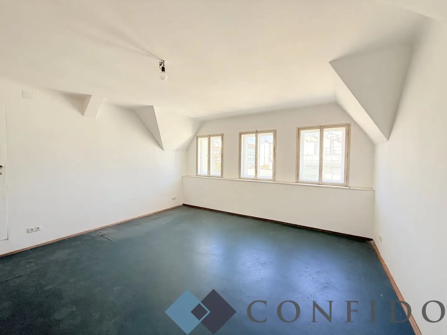 Realize your dream home – spacious attic apartment in need of renovation in Mariahilf