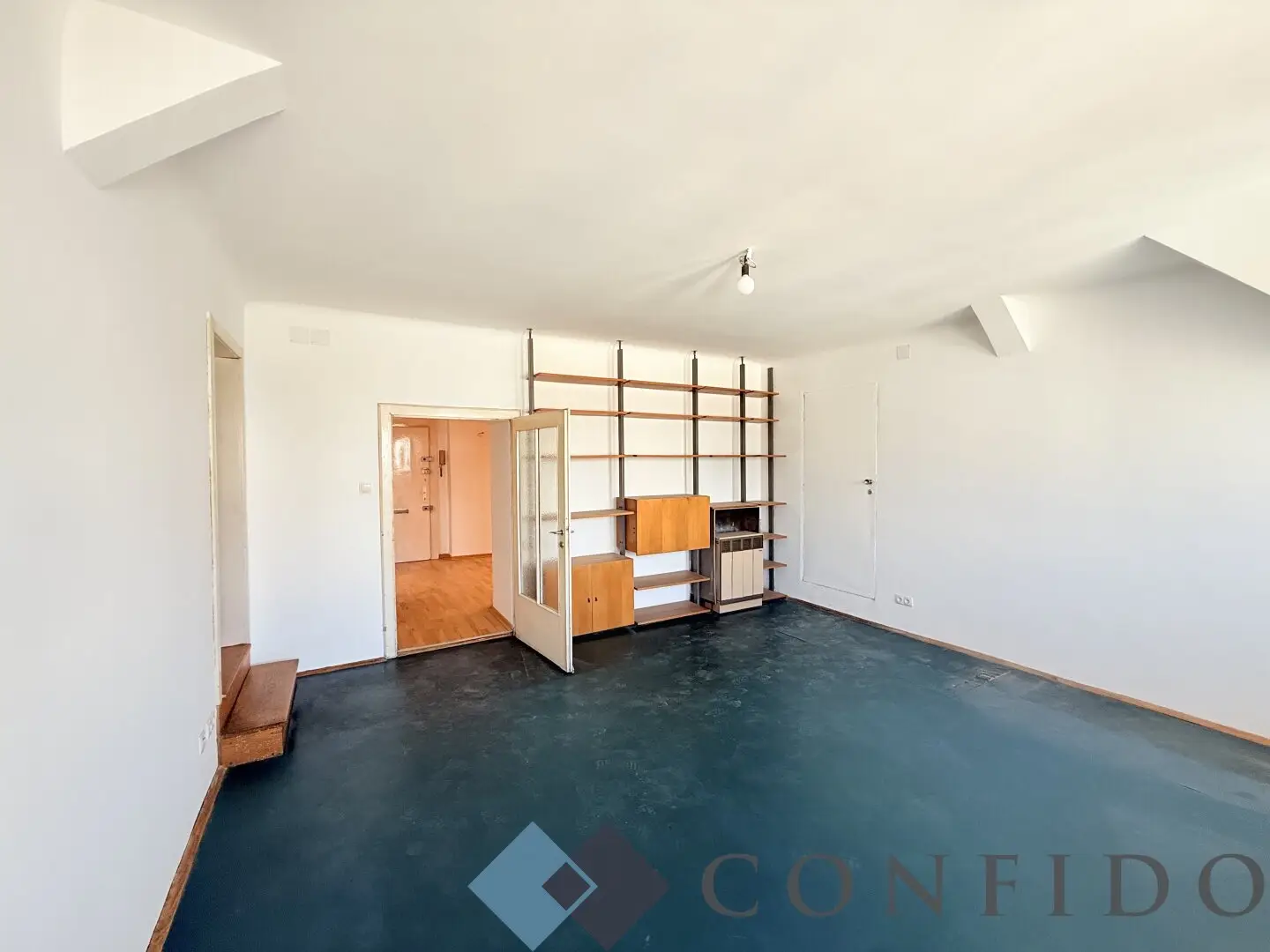 Realize your dream home – spacious attic apartment in need of renovation in Mariahilf