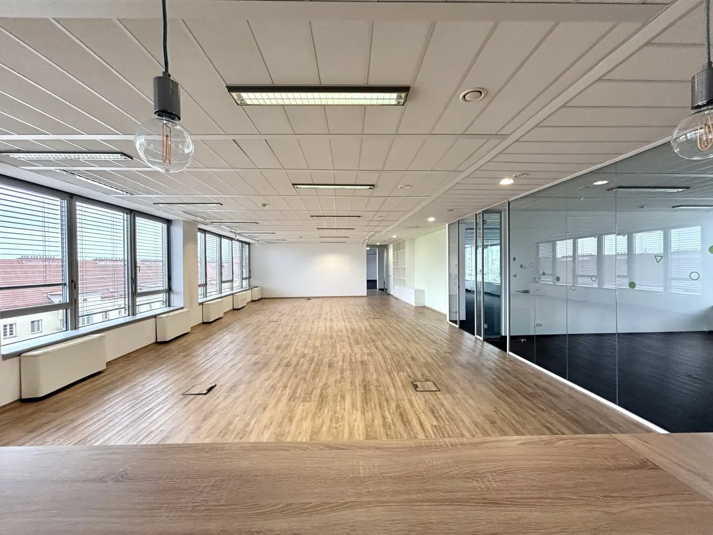 1190 Commercial building Skyline: Bright office space directly by U4/Station Spittelau!