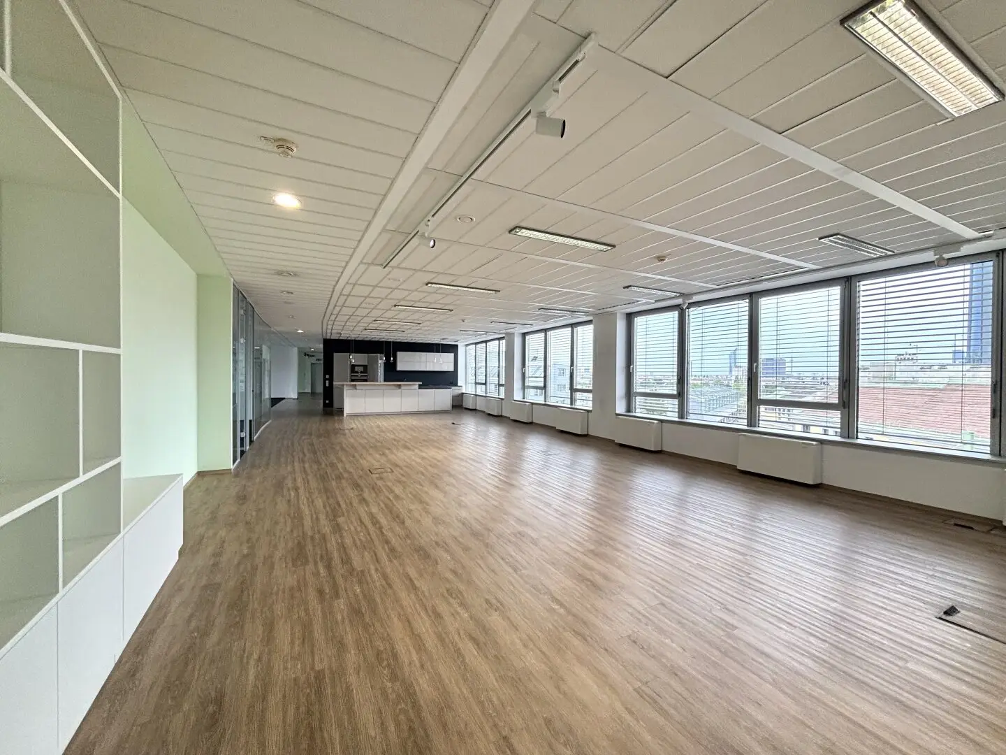 1190 Commercial building Skyline: Bright office space directly by U4/Station Spittelau!