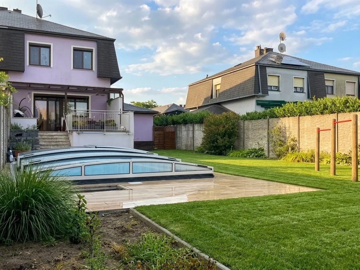 DRAUSSEN GRILLEN. DRINNEN CHILLEN. | vollrenovierte Doppelhaushälfte in Ruhelage | ca. 104 m² WF | überdachter Pool | Garage