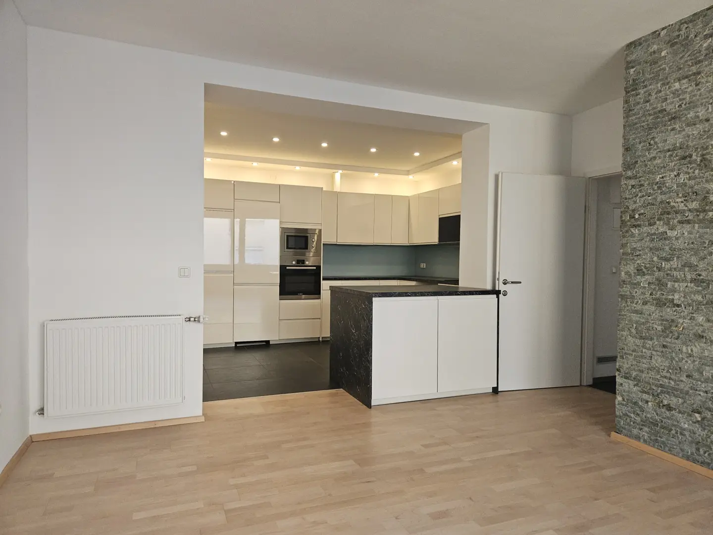 Bright modernized Wohnung near city center with generous kitchen