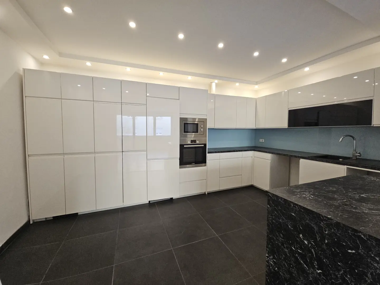 Bright modernized Wohnung near city center with generous kitchen