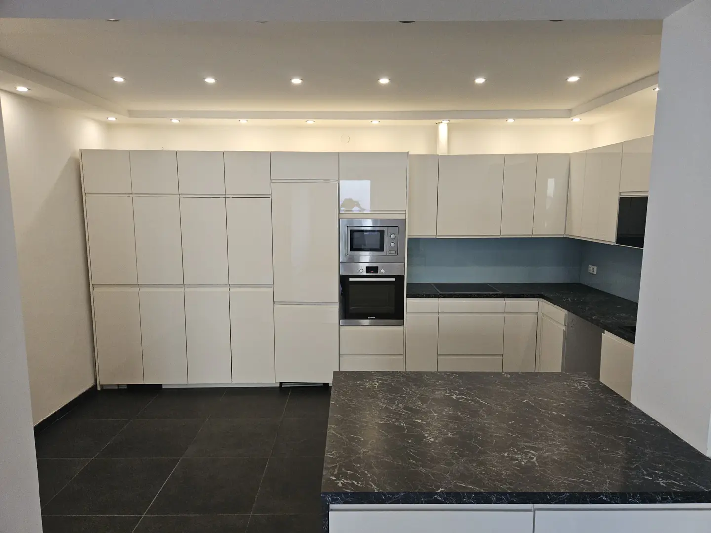 Bright modernized Wohnung near city center with generous kitchen