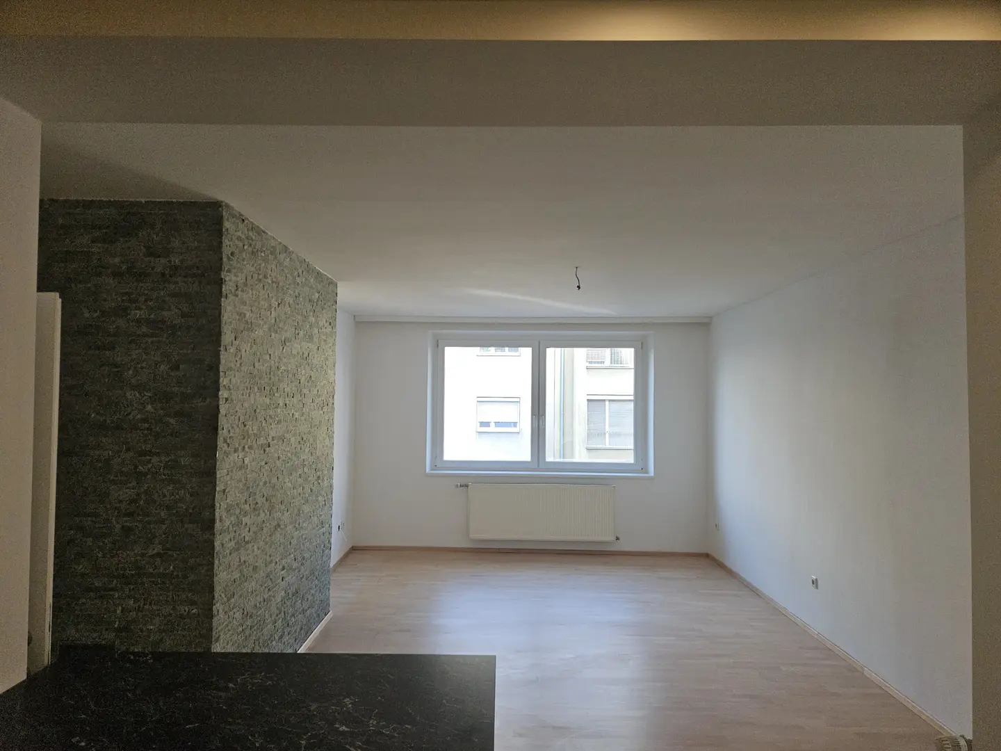 Bright modernized Wohnung near city center with generous kitchen