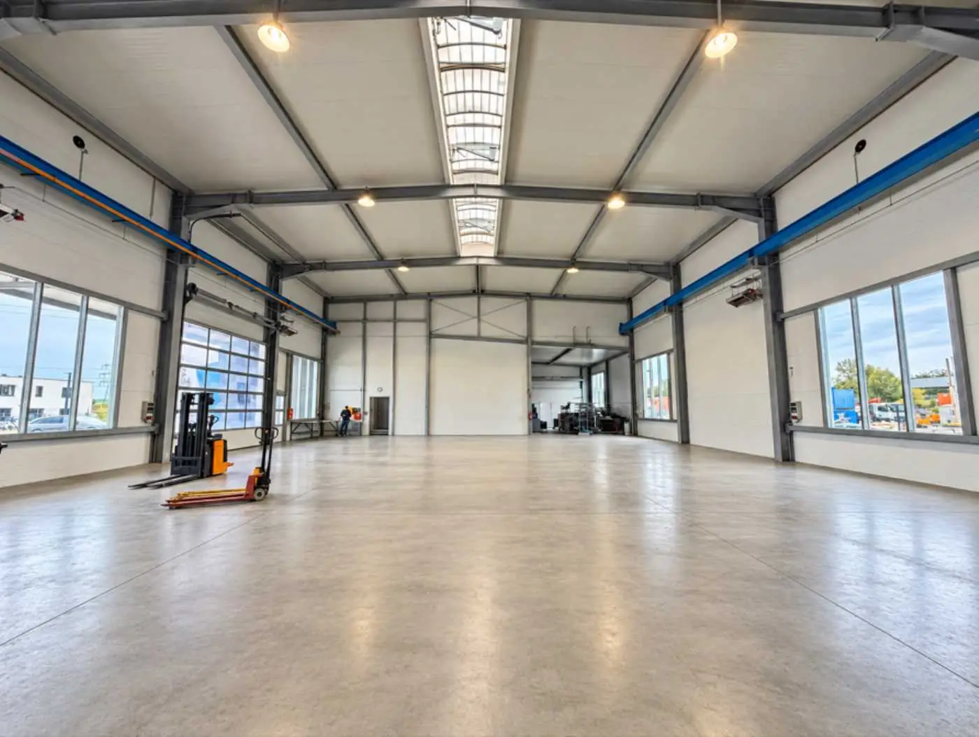 Well connected production hall with overhead crane Loftwohnung