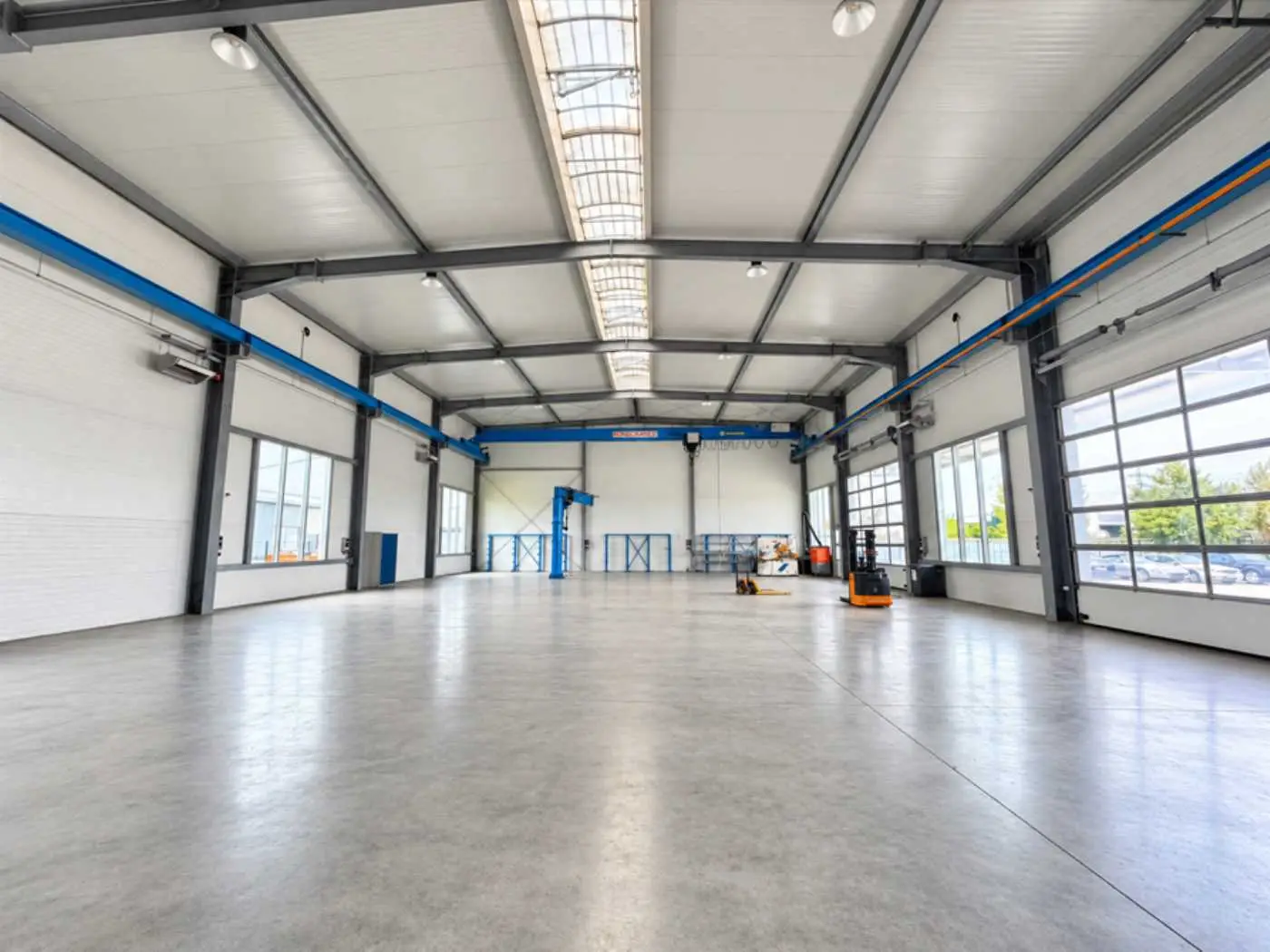 Well connected production hall with overhead crane Loftwohnung