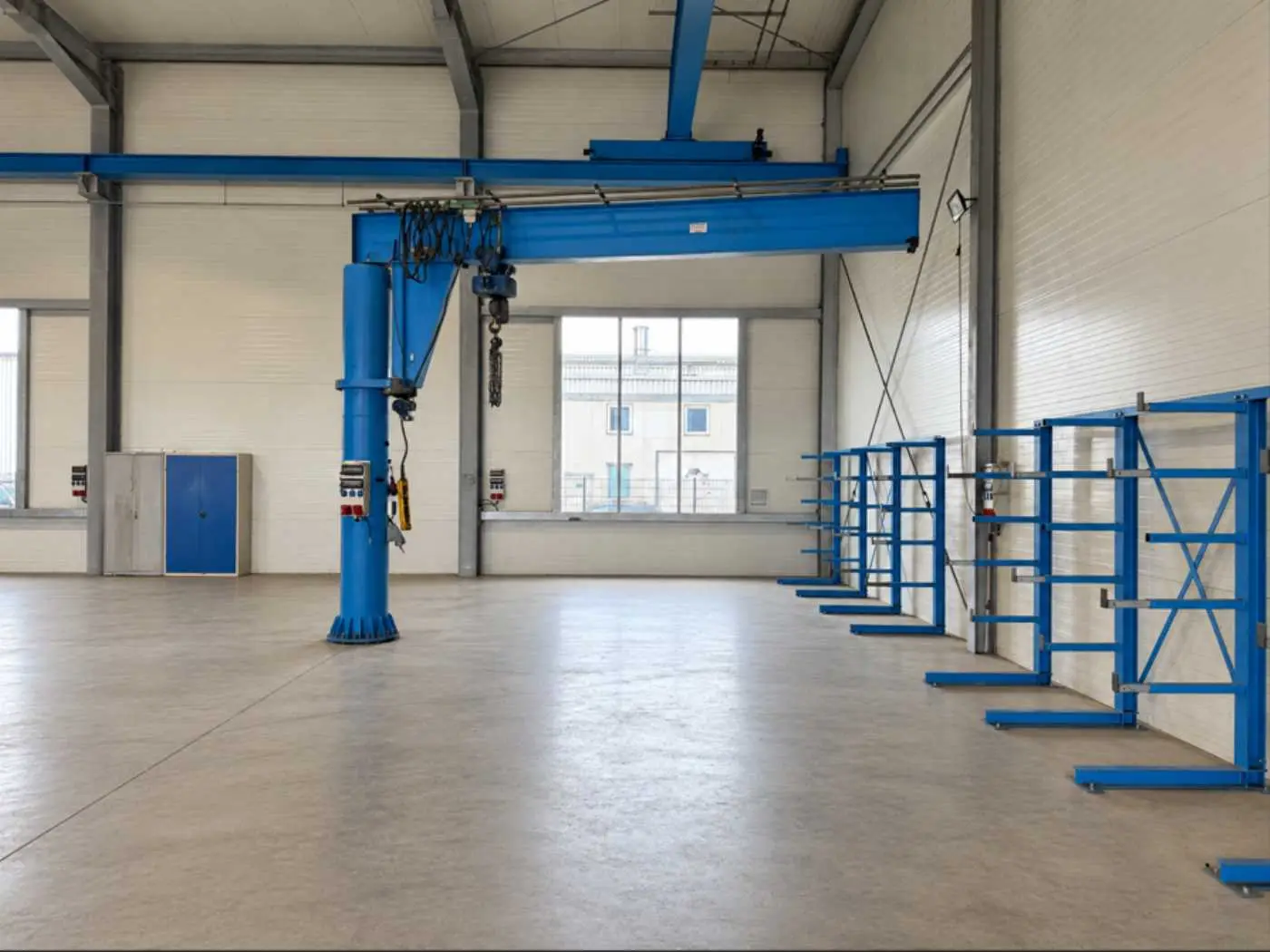 Well connected production hall with overhead crane Loftwohnung