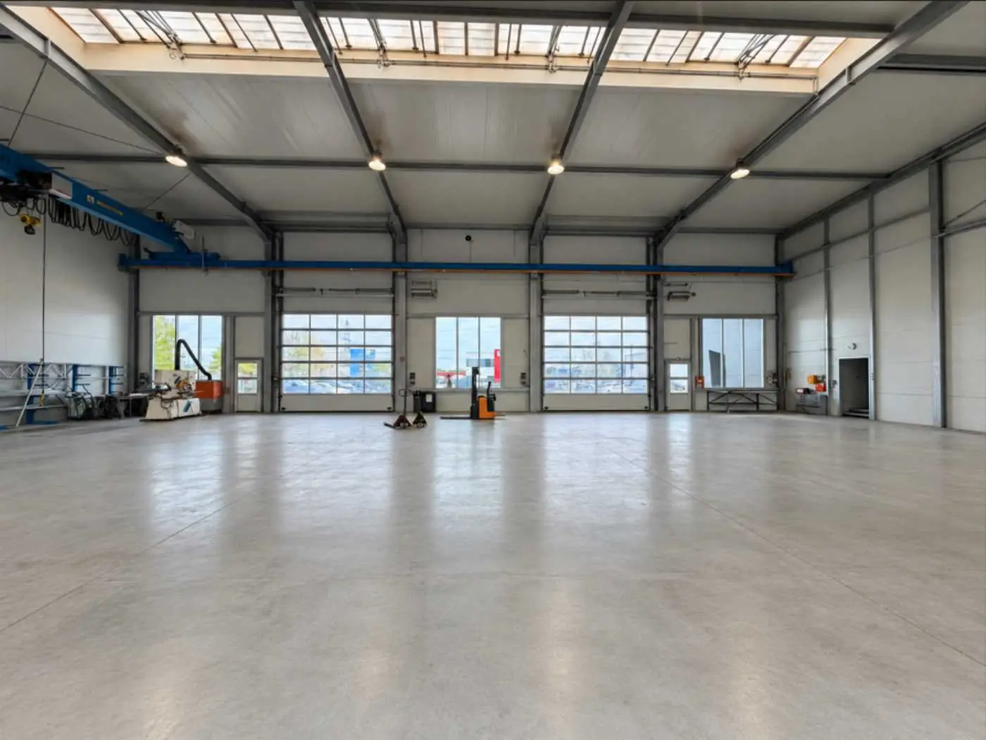 Well connected production hall with overhead crane Loftwohnung