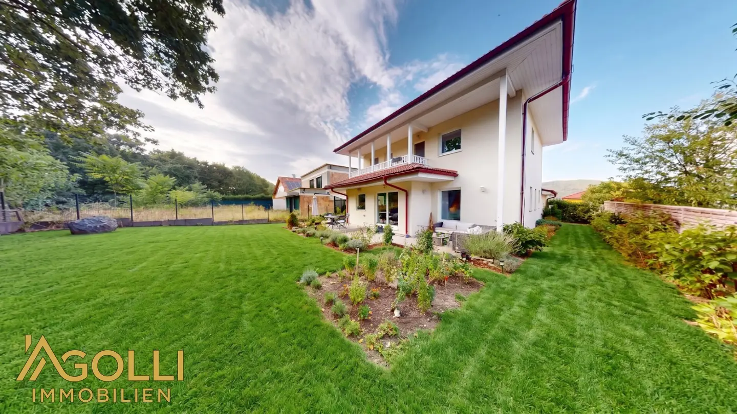 Spacious single family house with garage, garden and plenty of space for the family