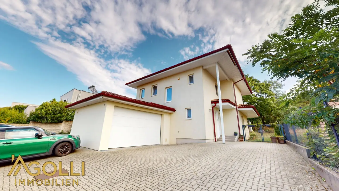Spacious single family house with garage, garden and plenty of space for the family