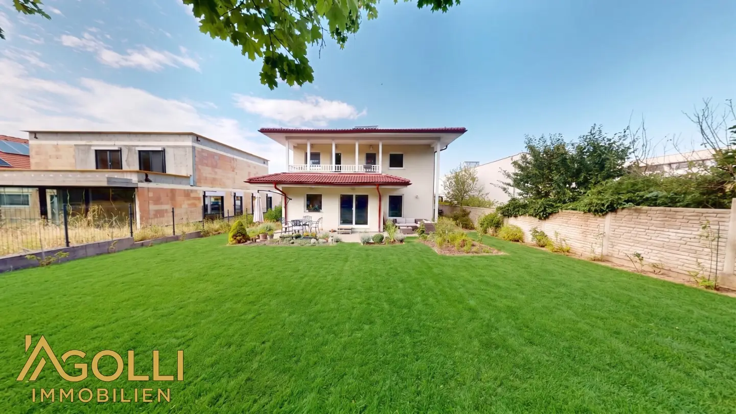 Spacious single family house with garage, garden and plenty of space for the family