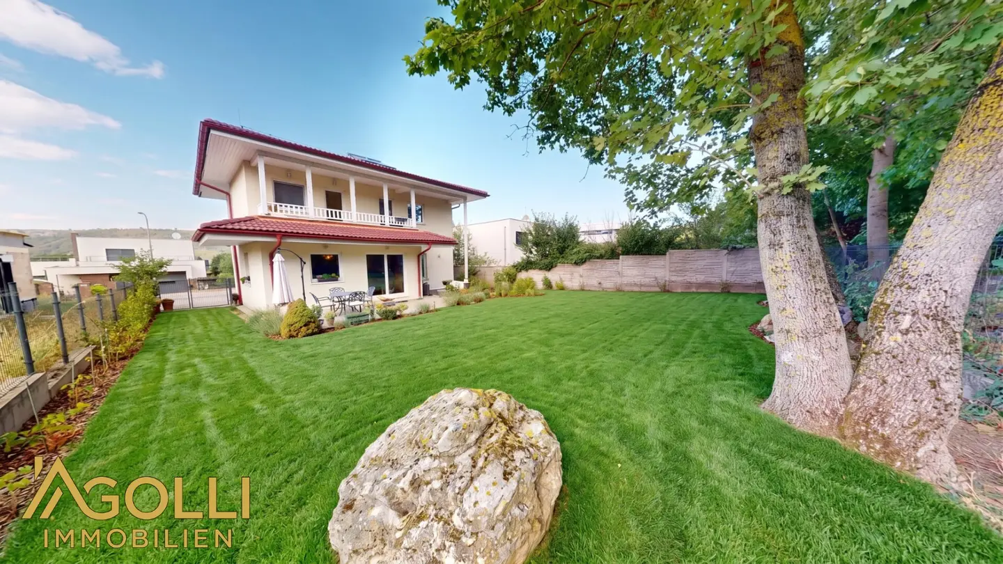 Spacious single family house with garage, garden and plenty of space for the family