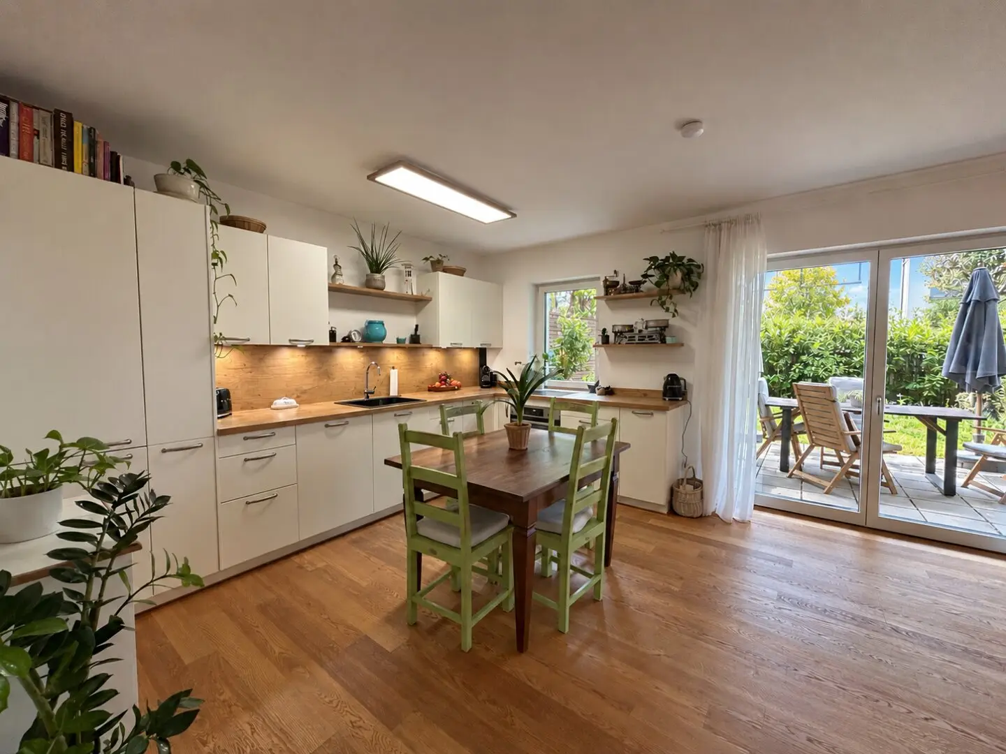 Stylish new build apartment with 2 gardens in sought-after location