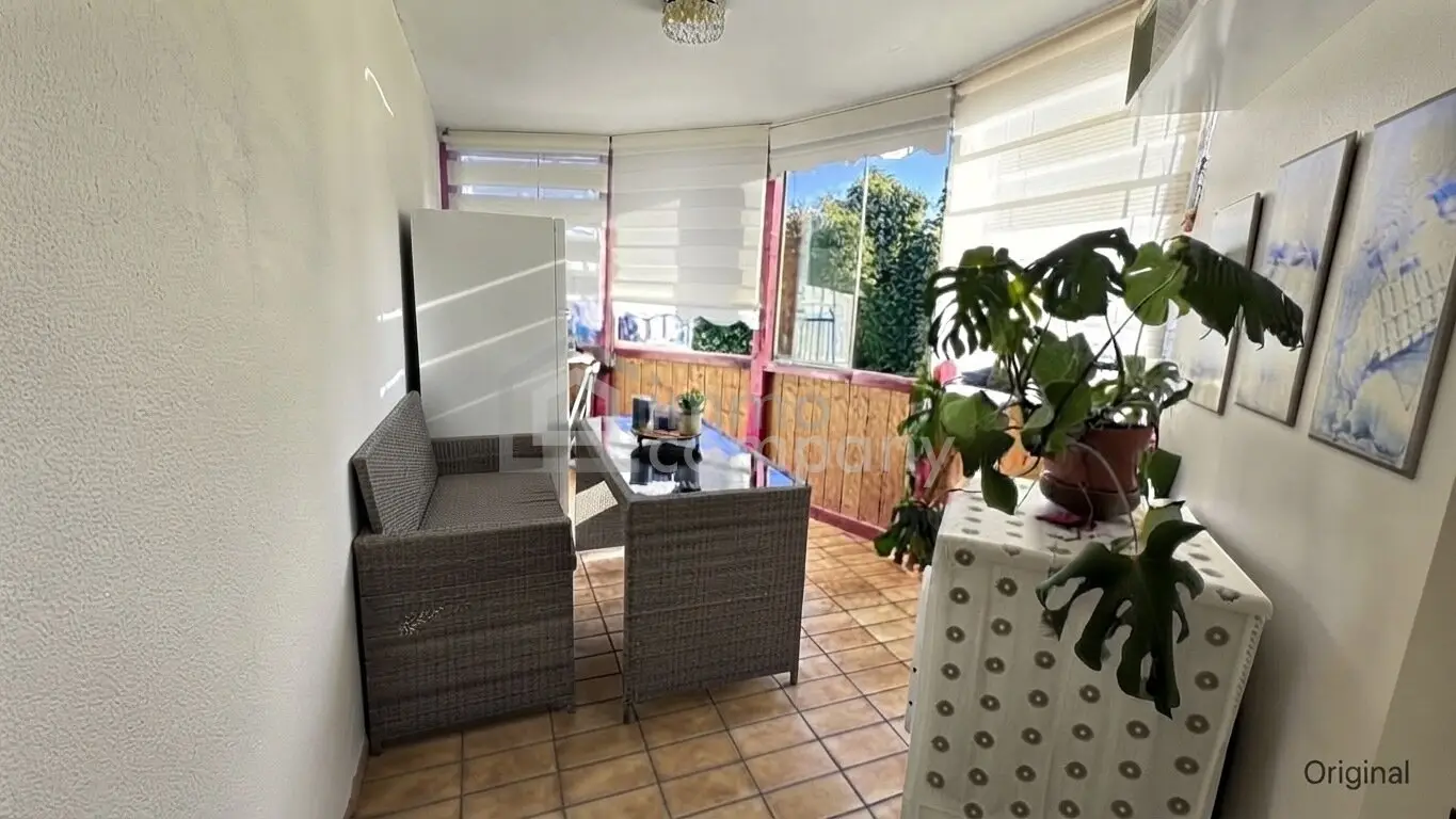 Götzis - Helle Eigentumswohnung im obersten von drei Stockwerken, 3 Zimmer, Loggia mit Glasfront zum Öffnen oder Schließen, 77 m2 + 9 m2 Loggia, Gesamt 86 m2, inkl. 1 TG und 1 Kellerabteil.