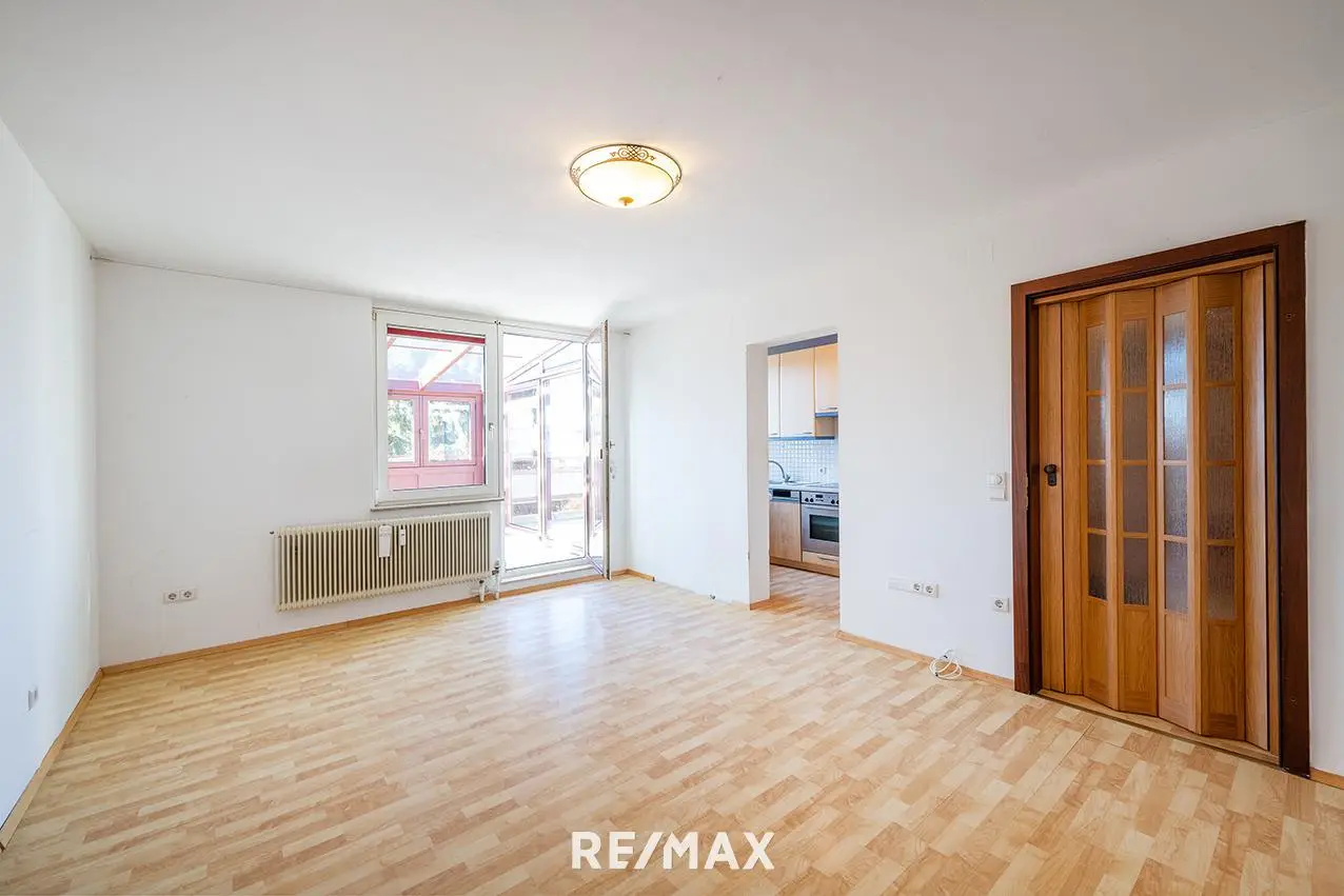 Attic apartment with spacious conservatory and underground parking