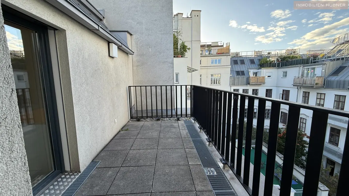 Dachgeschosswohnung with large terraces and air conditioning