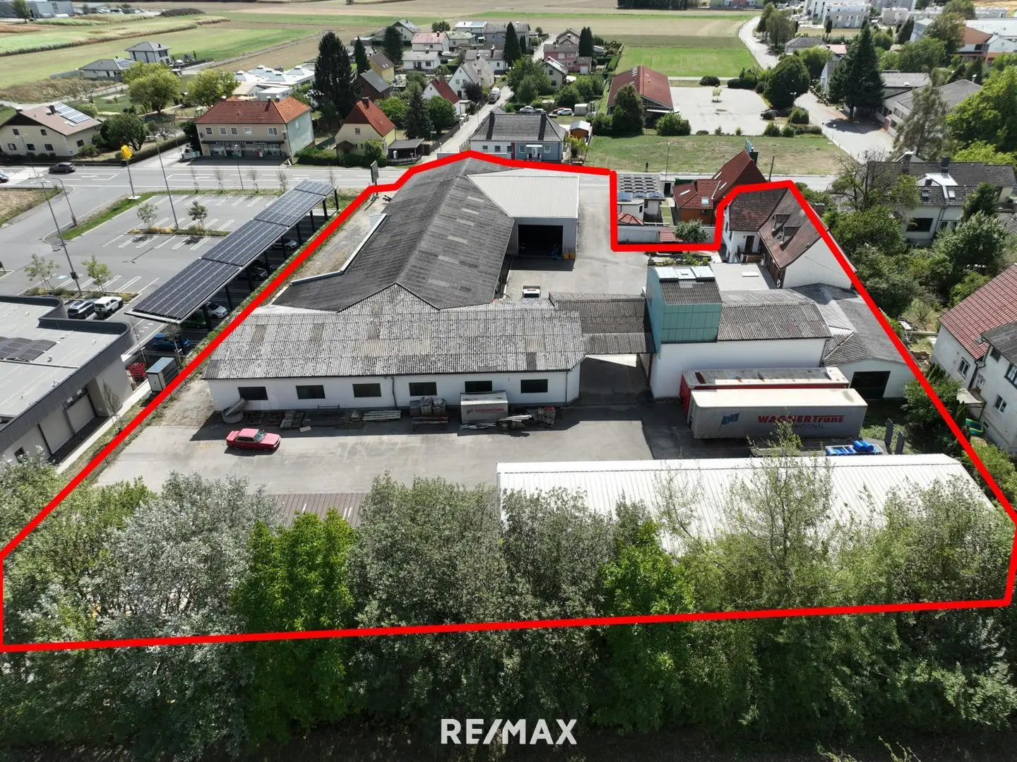 Wohnung im Gewerbeensemble mit Hallen und großem Grundstück
