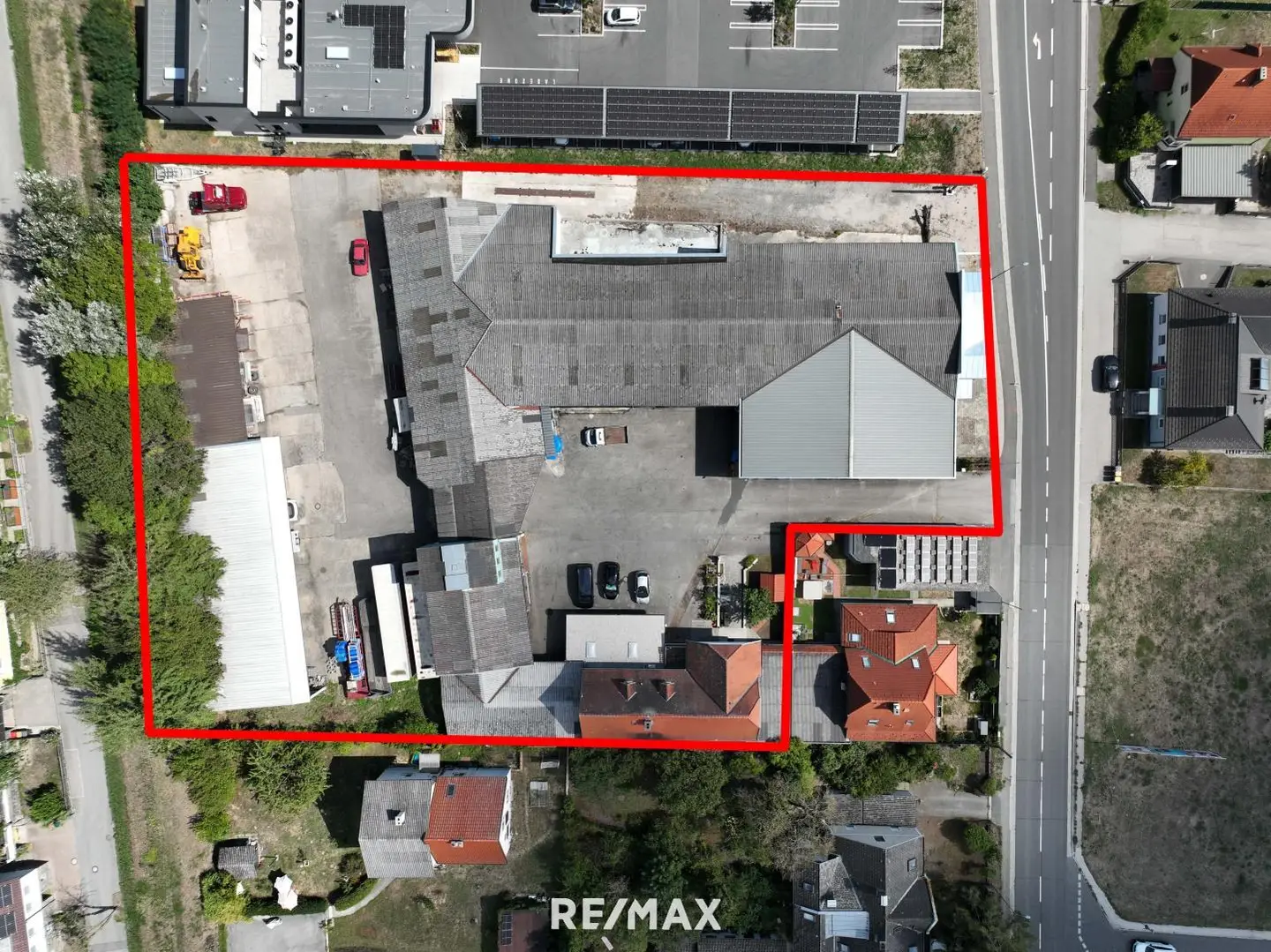 Wohnung im Gewerbeensemble mit Hallen und großem Grundstück