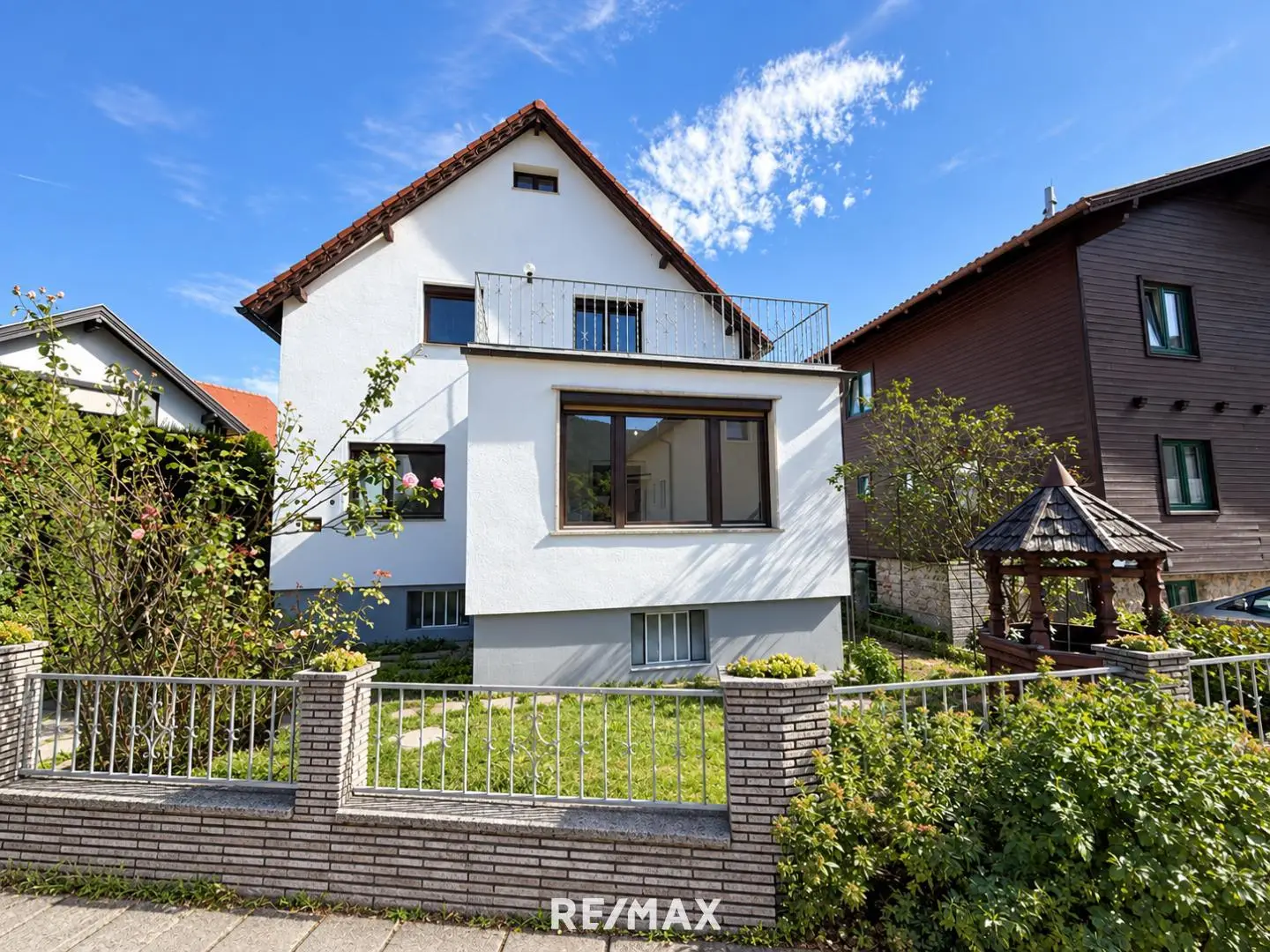 Renovated apartment with garden and garage