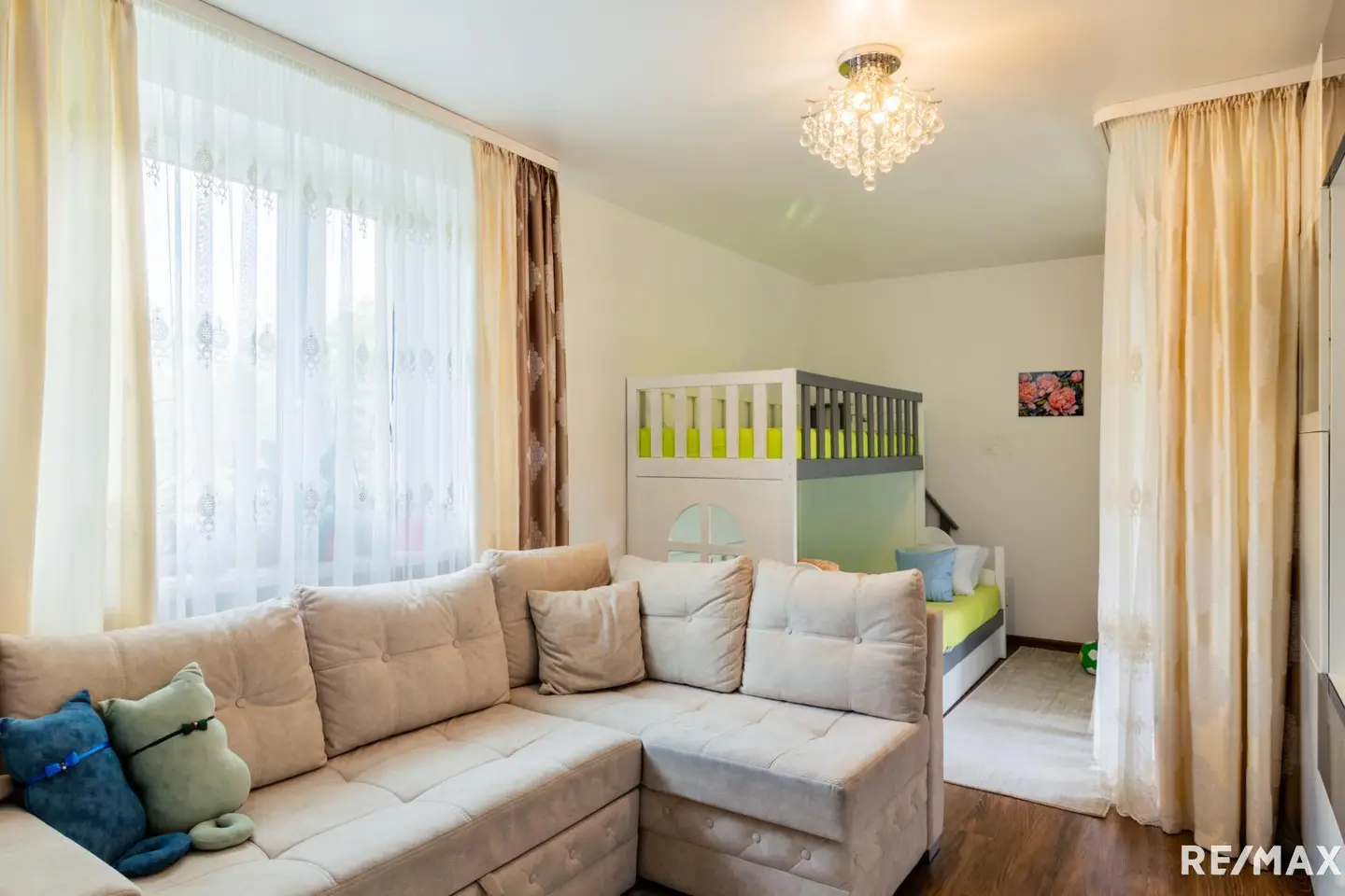 Bright apartment with sunny loggia and lift