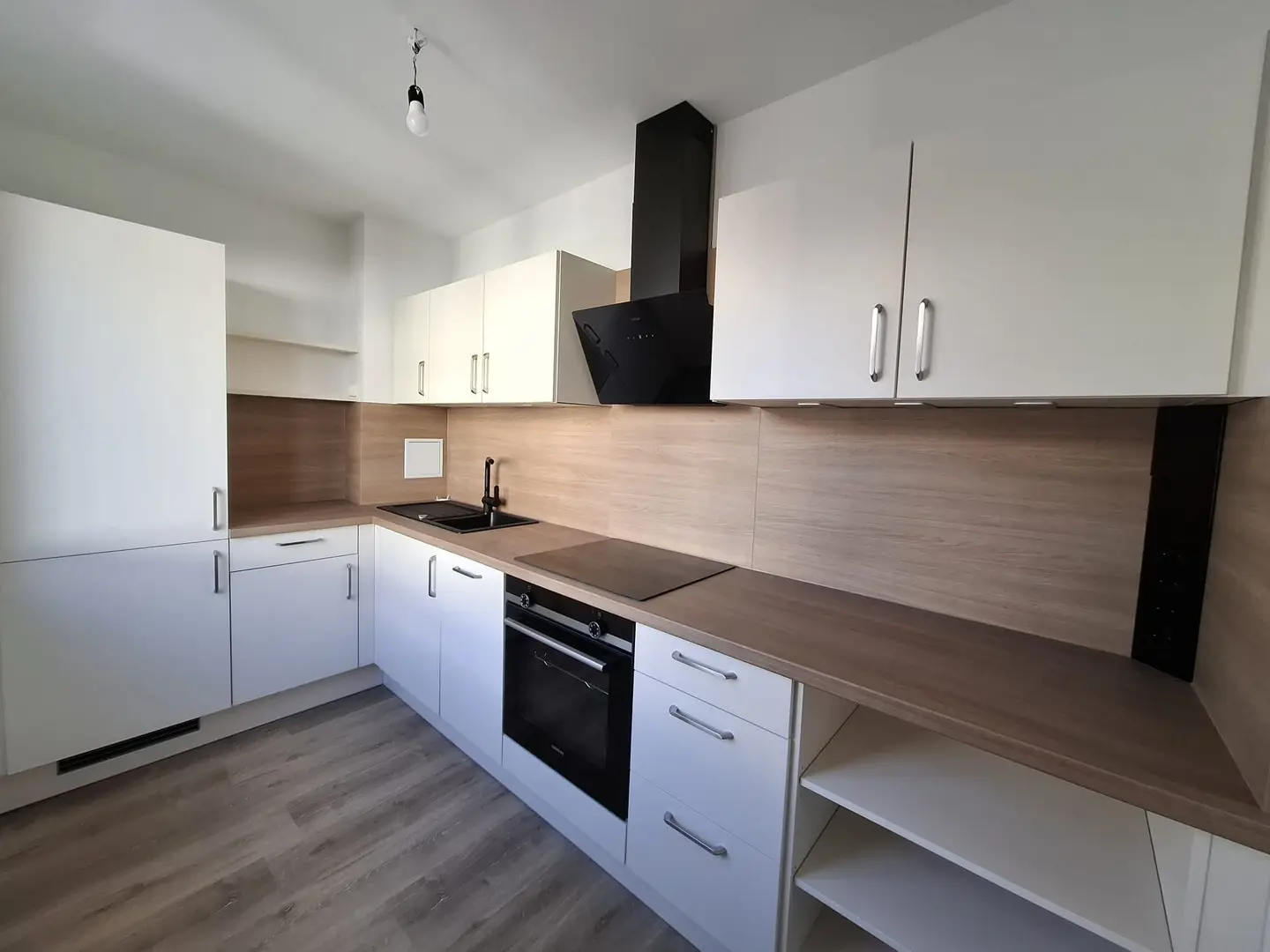 Refurbished apartment with fitted kitchen near U3 station